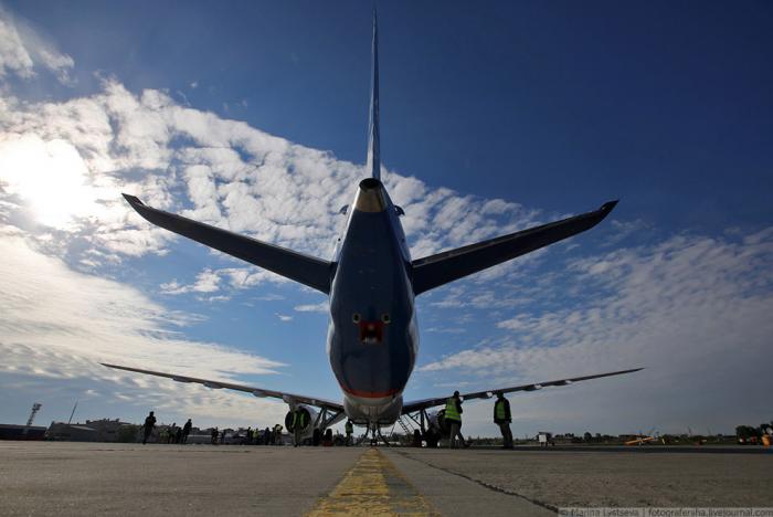 На аэродроме авиационного завода показали новый самолет (39 фото)