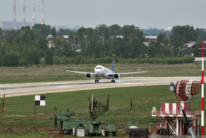 На аэродроме авиационного завода показали новый самолет (39 фото)