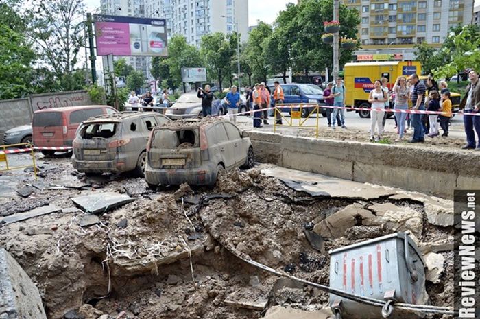 Прорыв магистрального трубопровода в Киеве (5 фото)