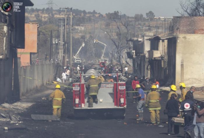 Взрыв нефтепровода в Мексике (16 фото)