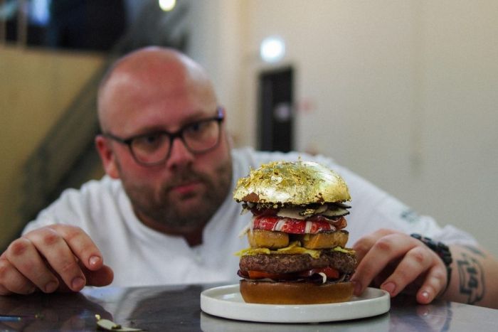 Самый дорогой в мире гамбургер за 2050 евро (14 фото)