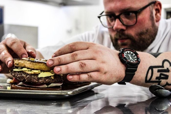 Самый дорогой в мире гамбургер за 2050 евро (14 фото)