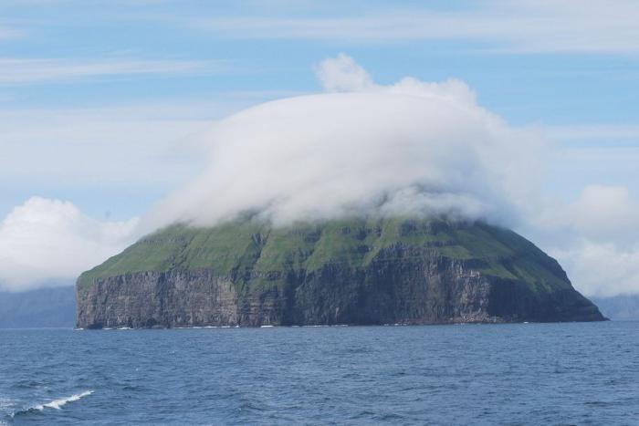 Остров с короной из облаков (22 фото)