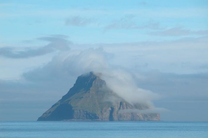 Остров с короной из облаков (22 фото)
