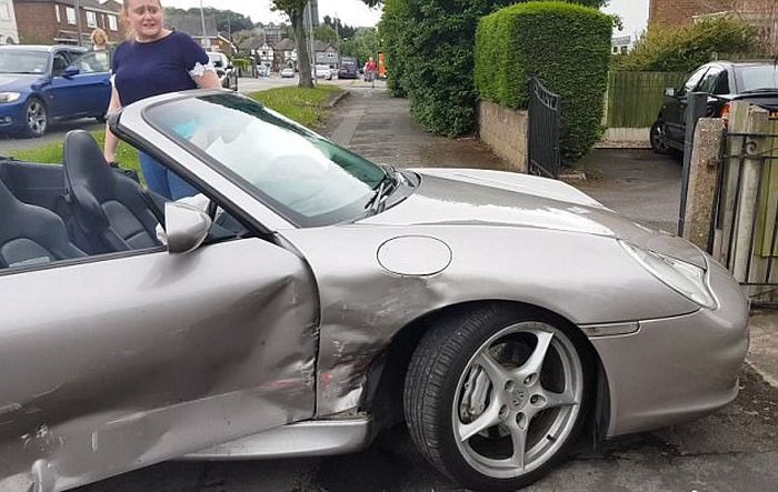 Британец спокойно отреагировал на разбитый спорткар Porsche 911 (5 фото)