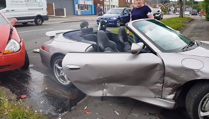 Британец спокойно отреагировал на разбитый спорткар Porsche 911 (5 фото)