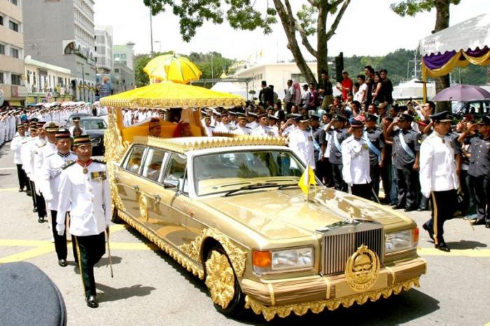 Самые странные автомобили из коллекции султана Брунея (15 фото)