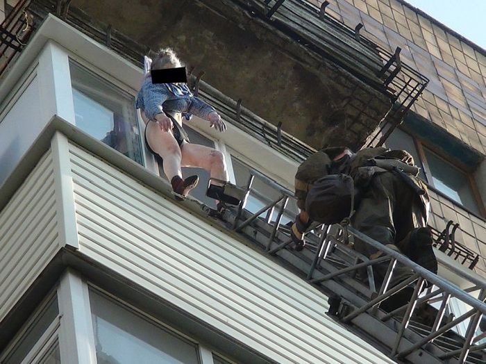 Старушка выпала с 8-го этажа (8 фото)