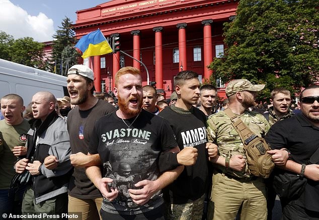 В центре Киева прошел гей-парад (26 фото)