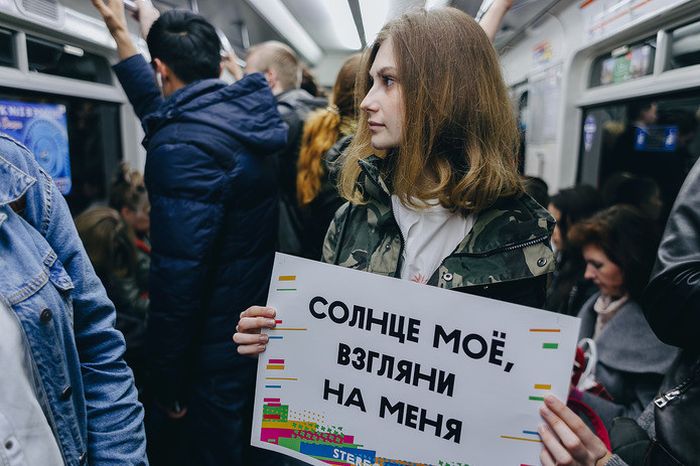 В день рождения Цоя в метро Петербурга устроили флешмоб (4 фото)