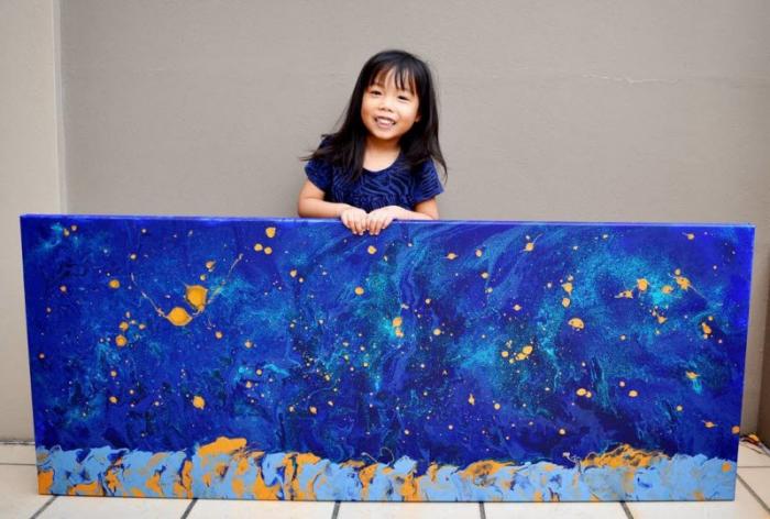 5-летняя художница помогает детям, продавая удивительные картины (7 фото)