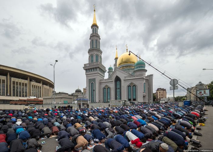 Мусульмане Москвы отметили Ураза-байрам (35 фото)