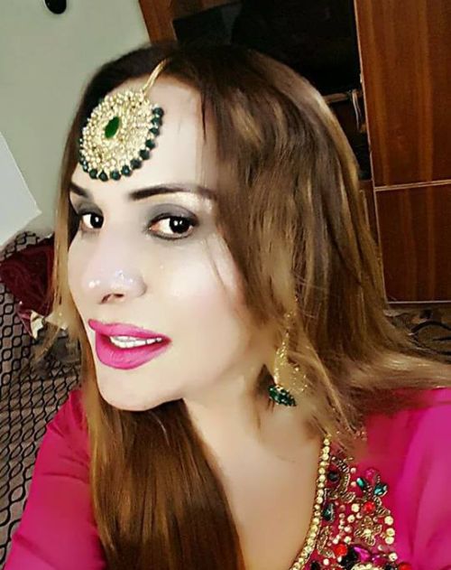 В Пакистане трансгендер впервые получил паспорт (2 фото)
