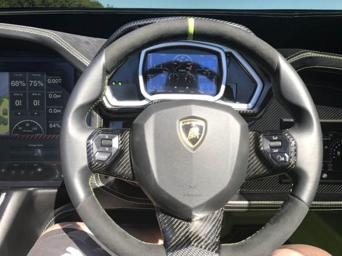 Скоростной катер в стиле Lamborghini Aventador SV в комплекте с одноименным суперкаром (18 фото +видео)