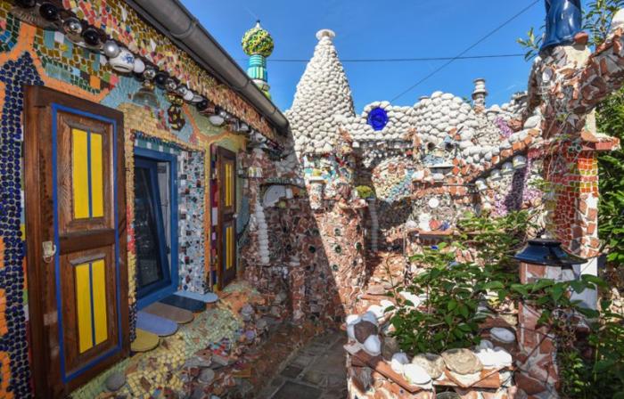 Дом-мозаика из хлама, на который потратил семь лет и 100 000 евро (8 фото)