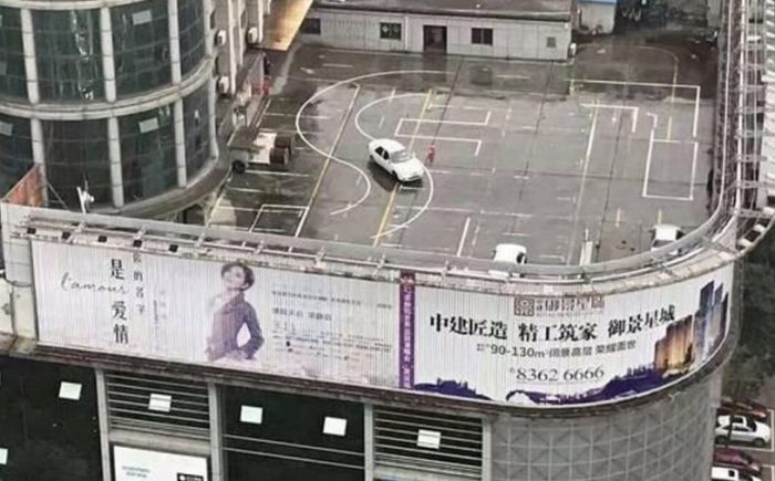 В Китае закрыли опасную автошколу (3 фото)