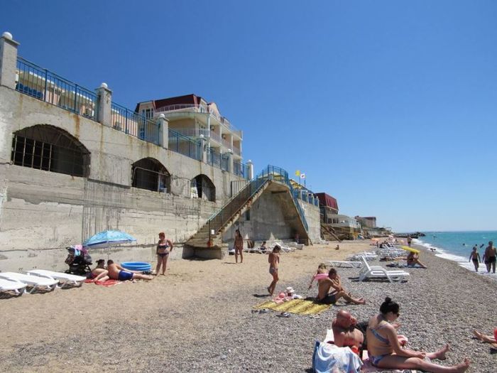 В Крыму пляжи, с аварийными объектами, признали готовыми к сезону (11 фото)
