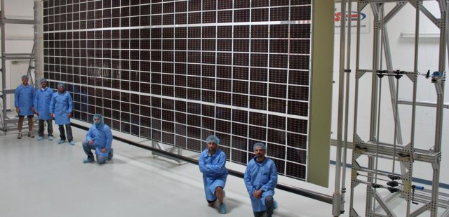 Необычные солнечные батареи ROSA начали работу на МКС (2 фото)