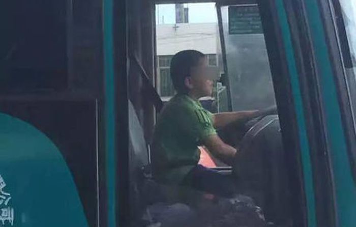  В Китае мальчик угнал автобус, чтобы покататься по городу (2 фото)