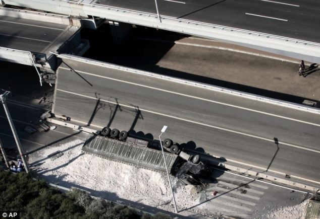 Автомагистраль разрушается через 10 месяцев после того,как её построили (5 фото)