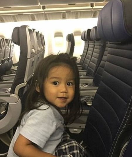 Авиакомпания United Airlines забрала купленное место у ребенка (4 фото)