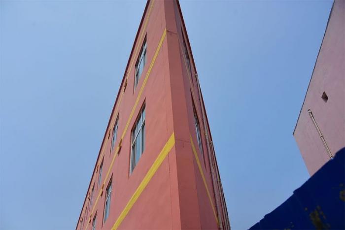 Китайская многоэтажка, больше напоминающая билборд (3 фото)