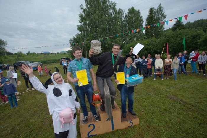 В Пермском крае установлен рекорд дальности метания коровьих лепешек (8 фото)