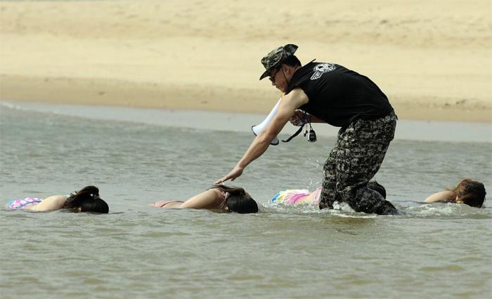 Курсы подготовки девушек-телохранителей в Китае (10 фото)