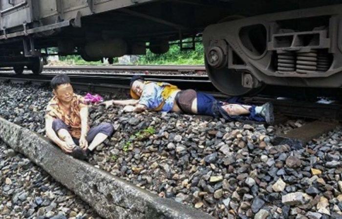 Проводник поезда спас пожилую женщину ценой собственной ноги (7 фото)