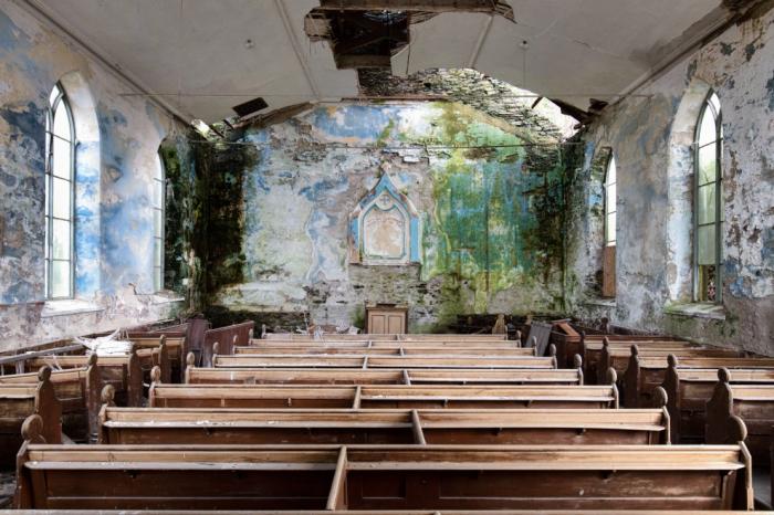 Атмосфера заброшенных церквей на фотографиях Джеймса Кервина (23 фото)