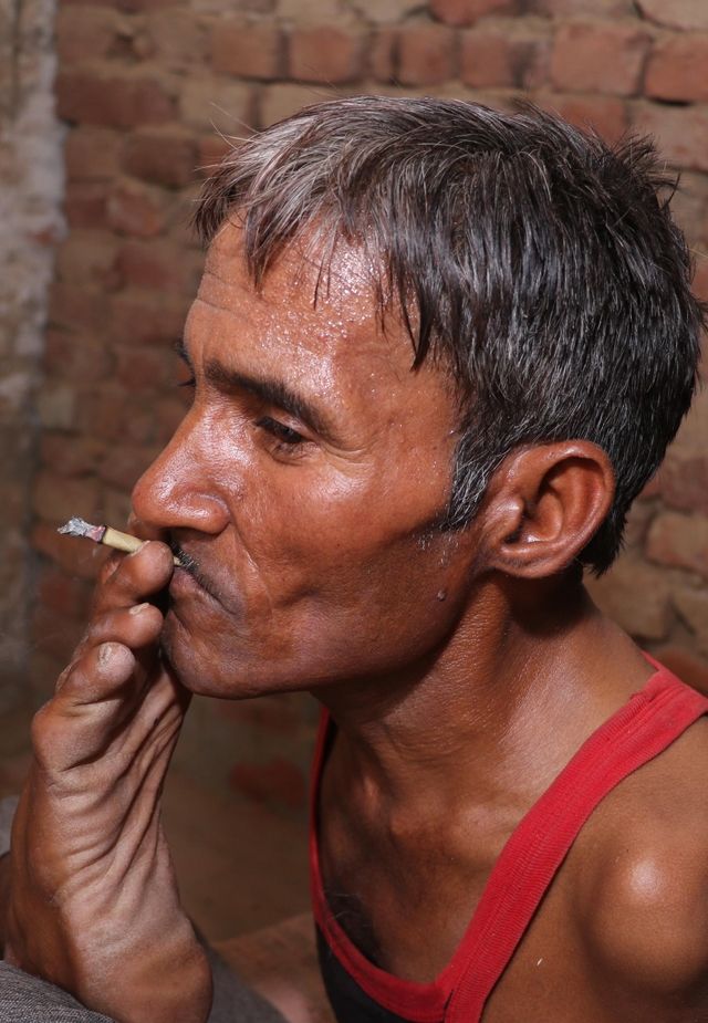 Индиец, родившийся без рук, стал профессиональным портным (7 фото)