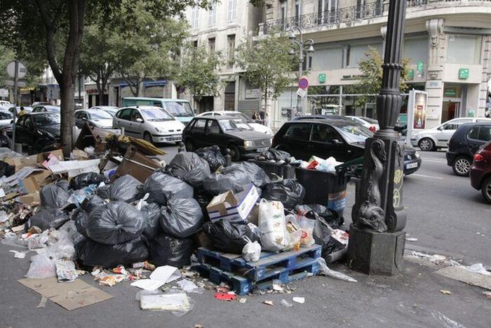 Марсель превратился в мусорную свалку (30 фото)