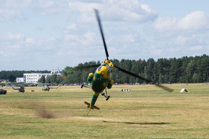 Вертолет задел землю (2 фото)