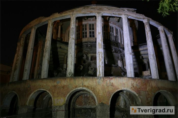 В Твери частично обрушилось здание Речного вокзала (8 фото)