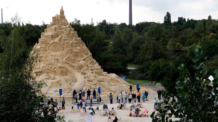 В Германии соорудили самый высокий песочный замок (8 фото)