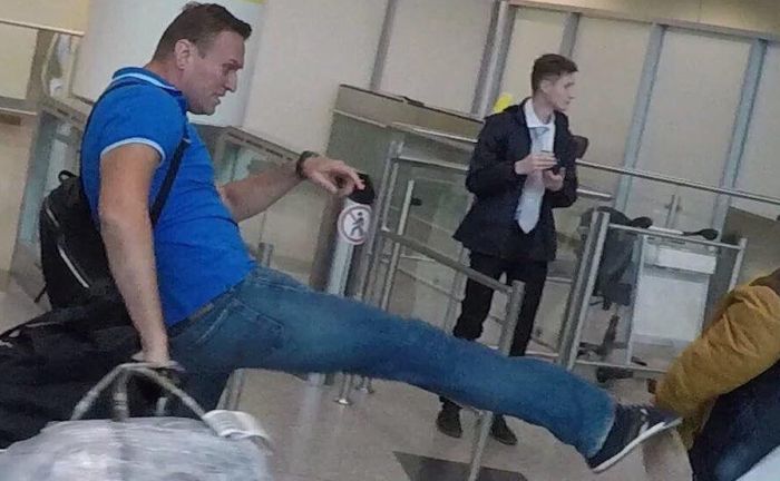 Алексея навального обвешали сардельками в аэропорту (3 фото)