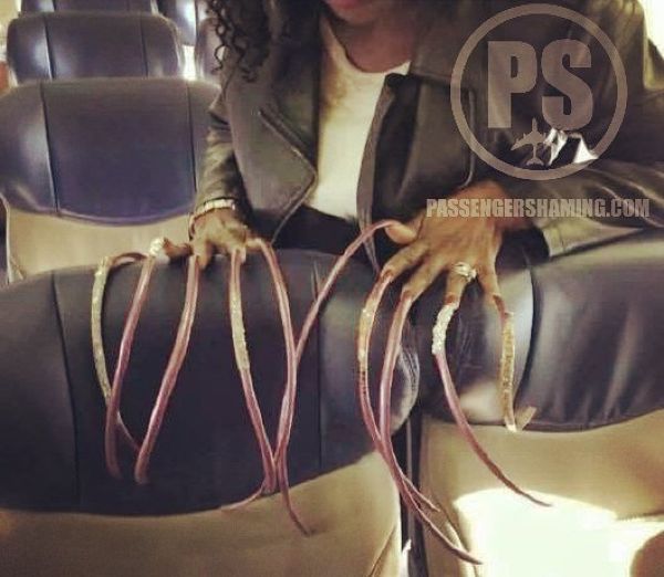 Уволенная стюардесса делится фотками мерзких пассажиров (10 фото)