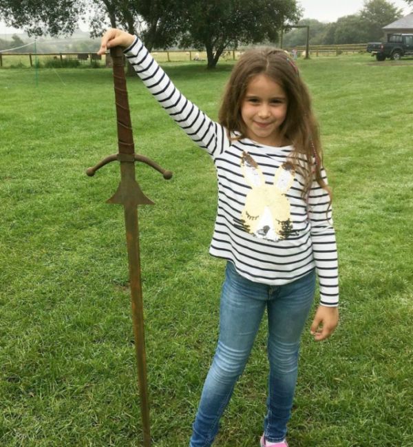 Девочка нашла меч в озере из легенды о короле Артуре (4 фото)