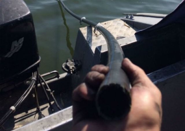 Пограничники обнаружили подводный спиртопровод из Молдовы (3 фото)