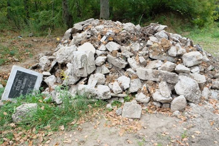 В Тульской области решили выровнять дорогу с помощью надгробных плит (9 фото)