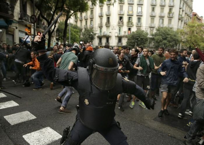 Референдум в Каталонии и стычки с полицией (15 фото)