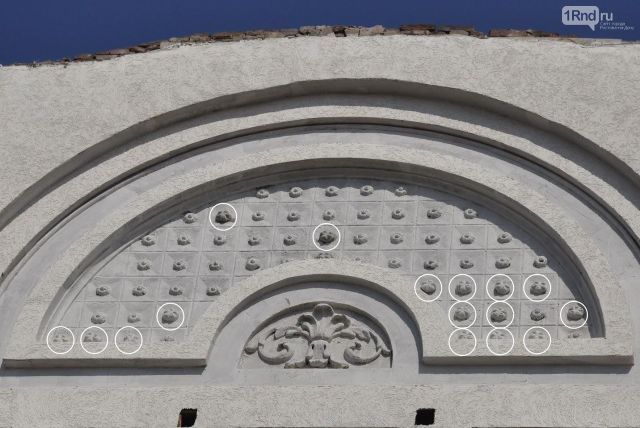 Фасад исторического здания воссоздали с помощью пластиковой бутылки (2 фото)