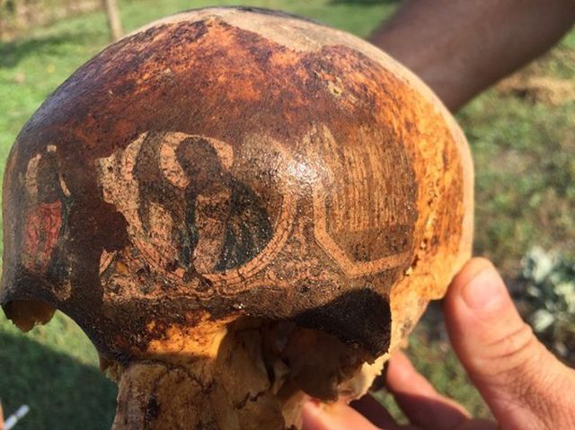 В Ростовской области обнаружен череп павшего бойца с ликами святых (3 фото)