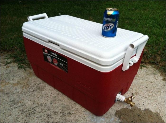 Холодильник для пива в виде пиратского сундука с сокровищами (10 фото)
