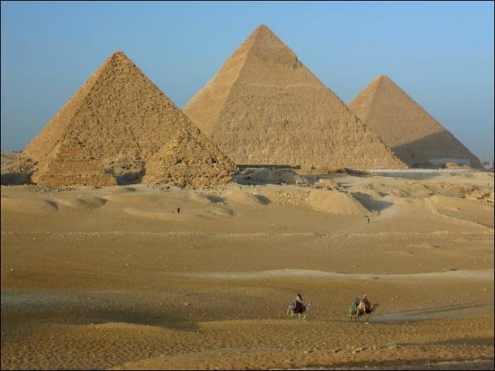 Пост для тех, кто думает, что пирамиды стоят посреди пустыни (3 фото)