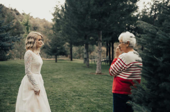 Внучка на свою свадьбу надела бабушкино платье (11 фото)