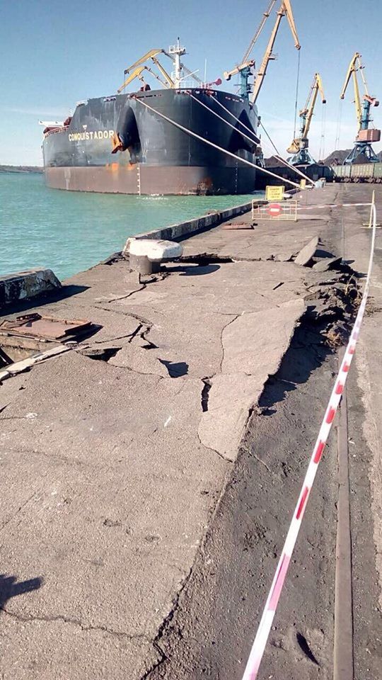 В порту под Одессой судно врезалось в причал (2 фото)