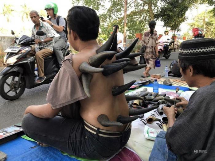 Уличная индонезийская медицина на время сделает из вас дракона (3 фото)