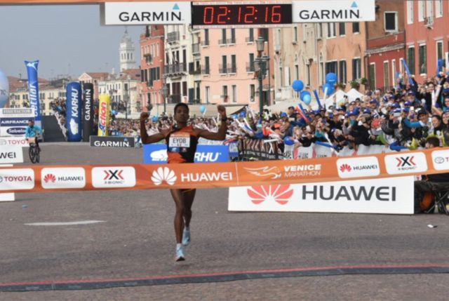 Бегун выиграл Венецианский марафон из-за ошибки соперников (3 фото)