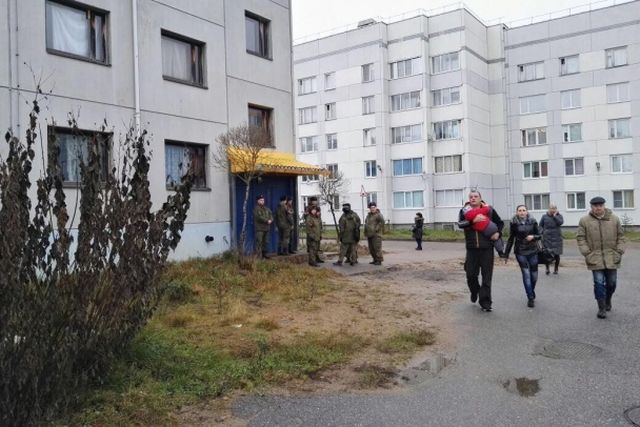 Военные не дали отключить от отопления офицерское общежитие (4 фото)